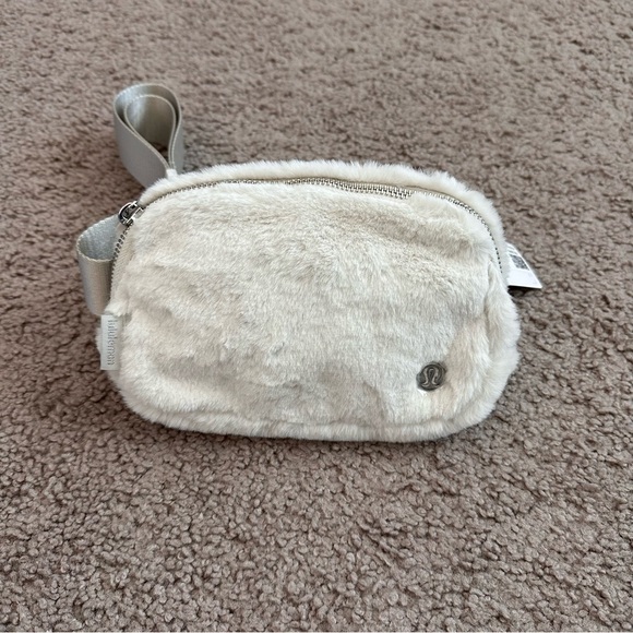 Lululemon Everywhere Belt Bag Plush Fleece Bone Silver - Picture 5 of 9
